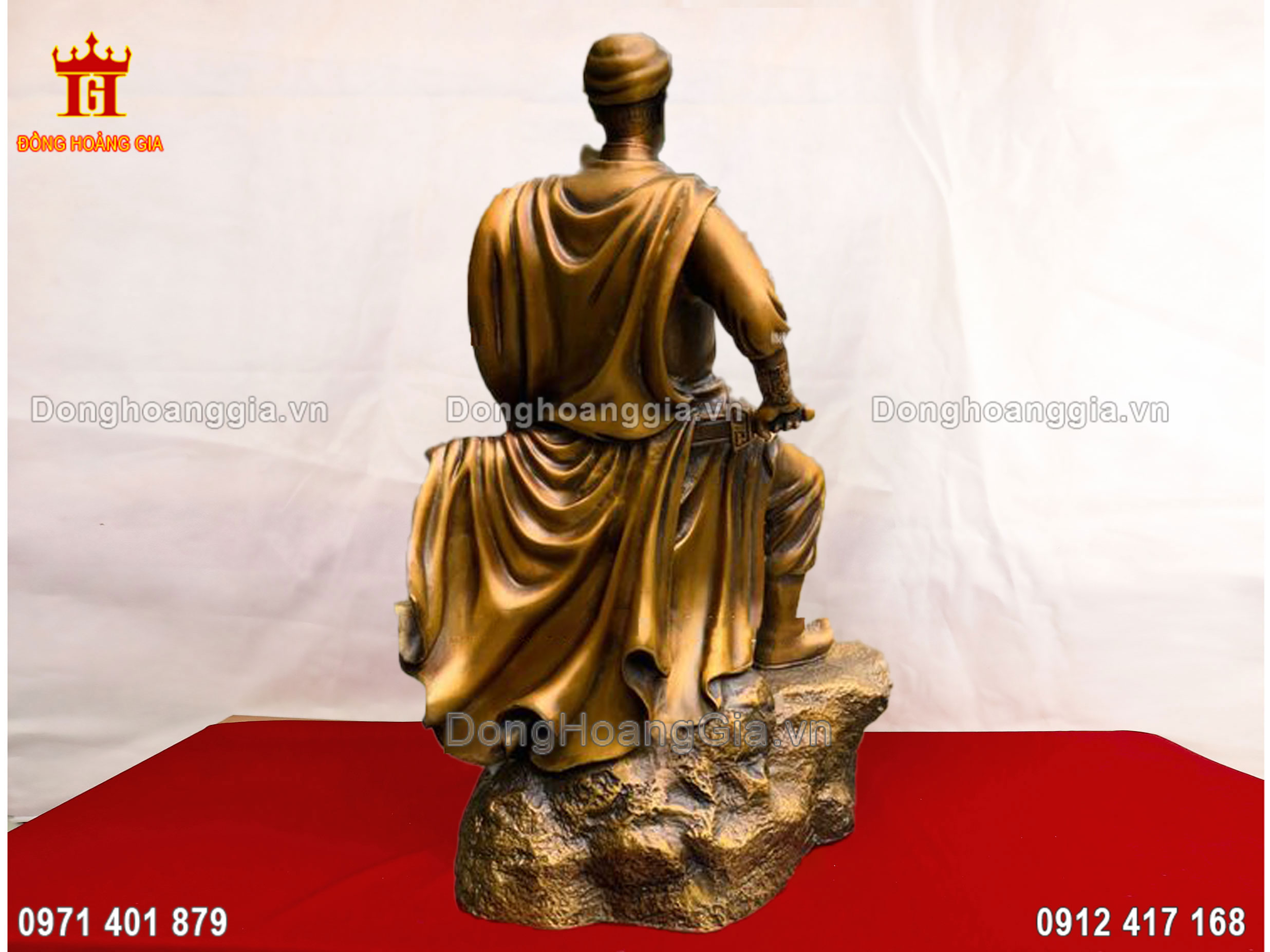 Bày trí tượng Trần Hưng Đạo bằng đồng vàng tại không gian phòng khách, phòng làm việc